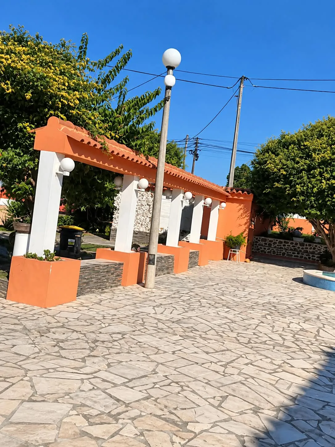 Alpendre com colunas brancas e candeeiros