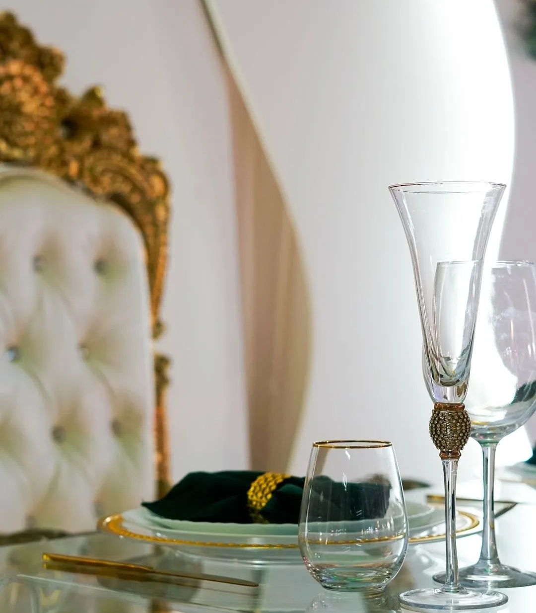 Cadeira de noivos e copos com detalhe dourado